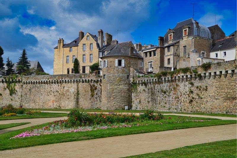 Campsite L'oasis: Courtyard Of The Chateau De Vannes