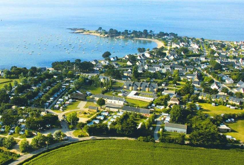 Camping l'Oasis (56) à Damgan : vue du ciel sur le camping en bord de mer